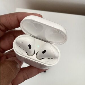 Apple White Wireless Earbuds with Charging Case
